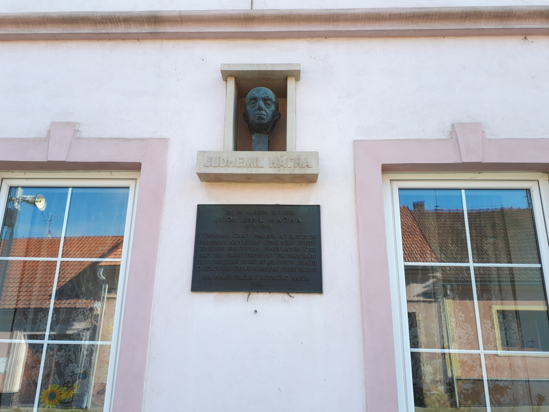 Rodný dům Emila Háchy byl osazen pamětní deskou a bustou v roce 1995